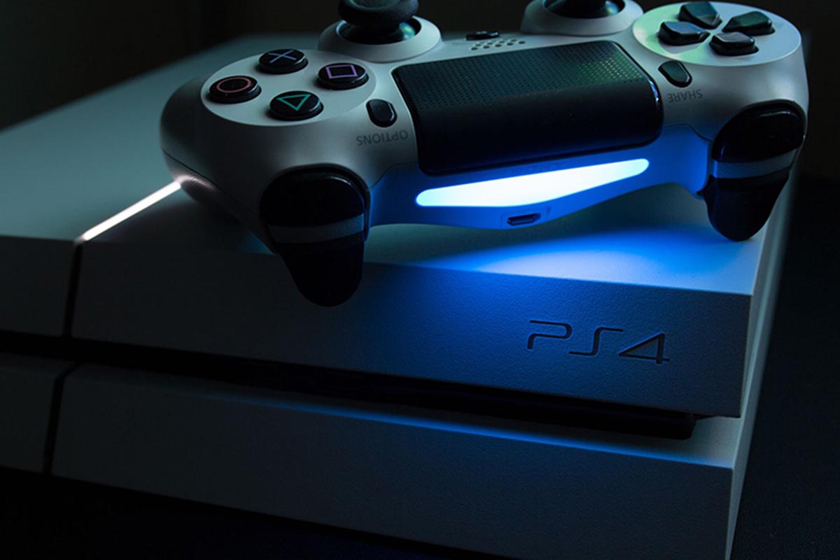 به گفته مایکل پچر تحلیلگر صنعت بازی ، سونی بعید است تا سال 2023 به عرضه بازی‌ PS4 ادامه دهد